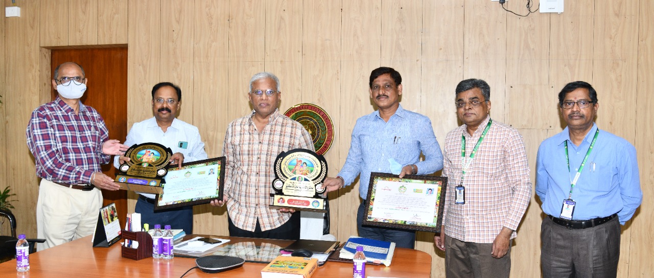 VC Dr. Praveen congratulates on receiving Raitunestham Awards