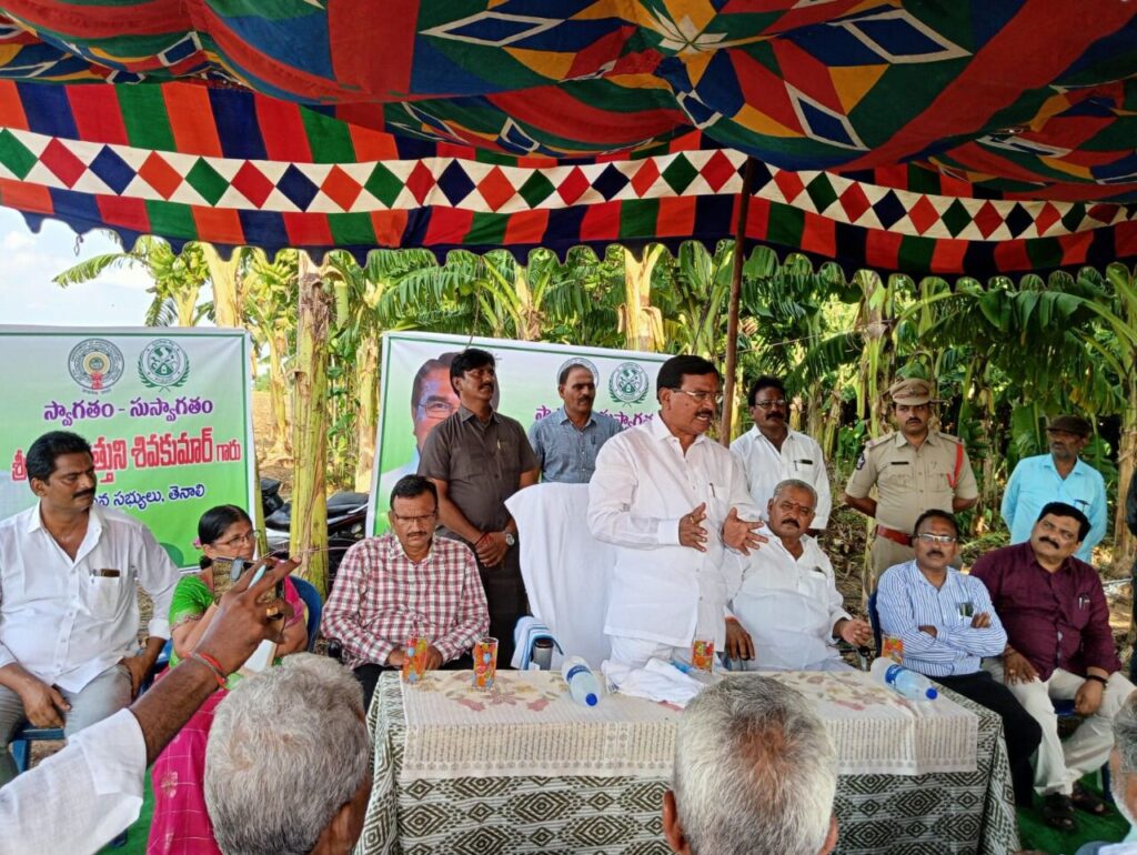 TS Agri Minister Niranjan Reddy visited Kollipara banana farm 