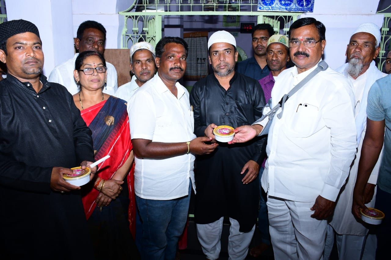 Minister Niranjan Reddy attended the Iftar dinner organized by Muslim brothers in Masjid