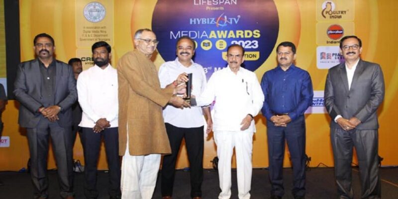 Sakshi Sagubadi in-charge Pantangi Rambabu who won the best print agricultural journalist in Hybiz Media Awards 2023